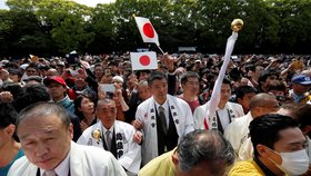 Japonský císař Naruhito s chotí Masako vítali tisíce Japonců (4. 5. 2019)