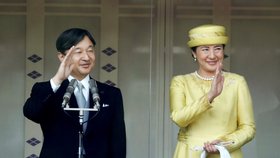 Japonský císař Naruhito s chotí Masako vítali tisíce Japonců (4. 5. 2019)