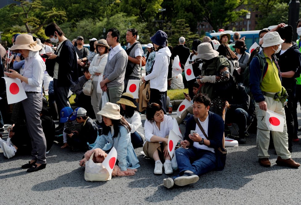 Japonský císař Naruhito s chotí Masako vítali tisíce Japonců (4. 5. 2019)