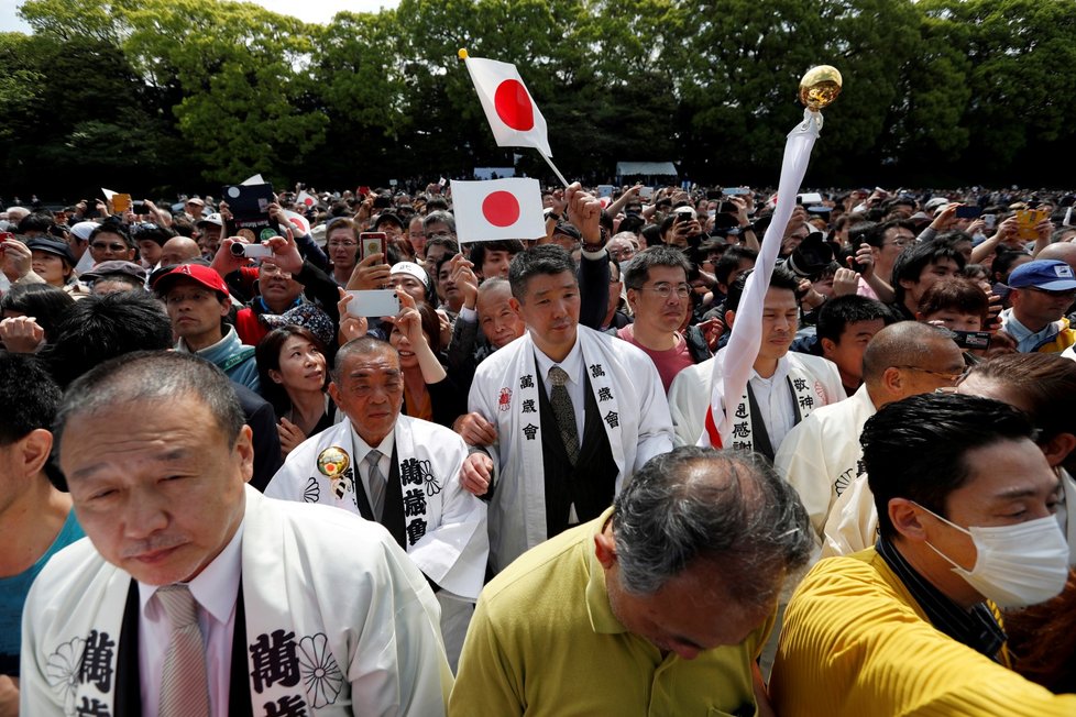 Japonský císař Naruhito s chotí Masako vítali tisíce Japonců (4. 5. 2019)