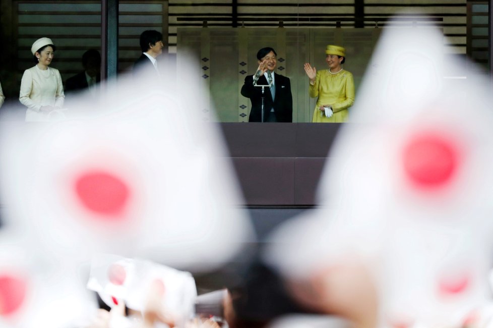 Japonský císař Naruhito s chotí Masako vítali tisíce Japonců (4. 5. 2019)