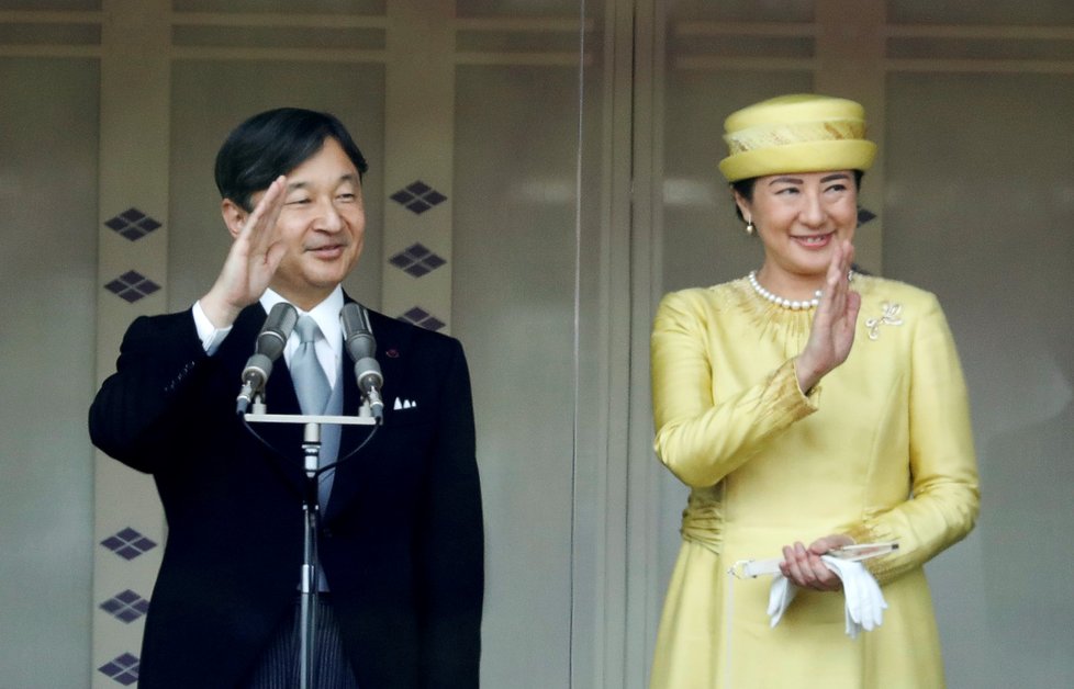 Japonský císař Naruhito s chotí Masako vítali tisíce Japonců (4. 5. 2019).