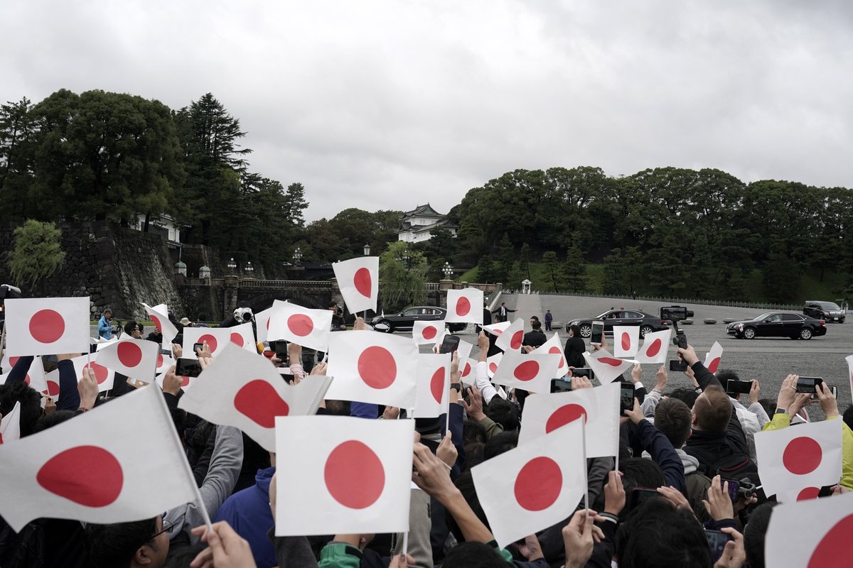 Nový japonský císař Naruhito byl oficiálně uveden na trůn.