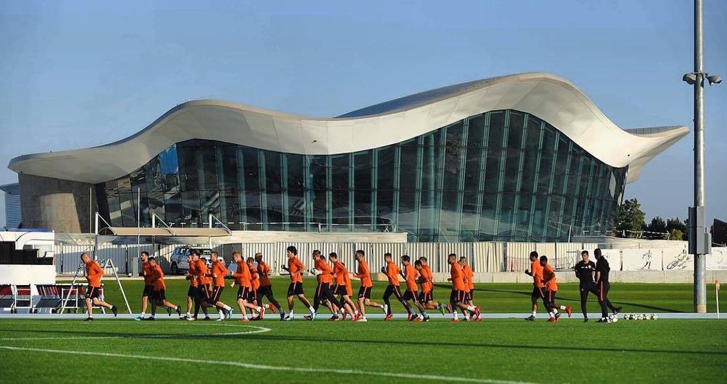 Komplex zahrnuje dvě fotbalová hřiště standardu FIFA.