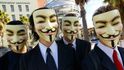 Aktivisté Anonymous se schovávají za masky z V jako Vendetta.