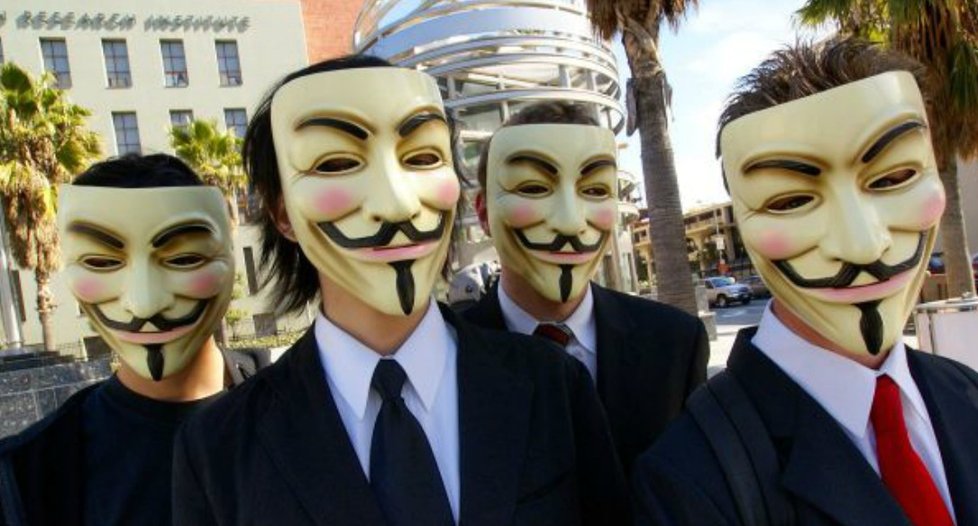 Aktivisté Anonymous se schovávají za masky z V jako Vendetta.