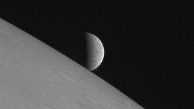 Vědci z NASA v honbě za mimozemským životem označují Jupiterův měsíc Europu jako v tomto směru úplně ten nejnadějnější svět z celé Sluneční soustavy.