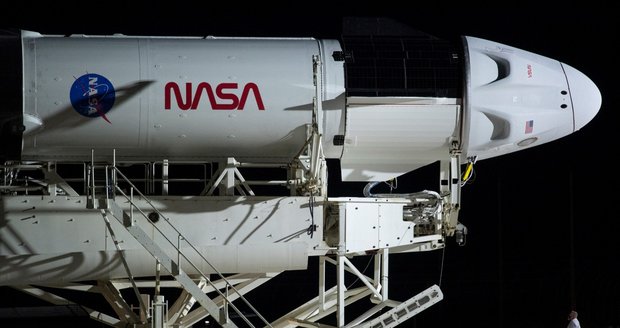 Astronauti musí nasadit pleny. V Muskově raketě SpaceX se rozbil záchod