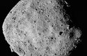 Asteroid Bennu, který zkoumá sonda OSIRIS-REx