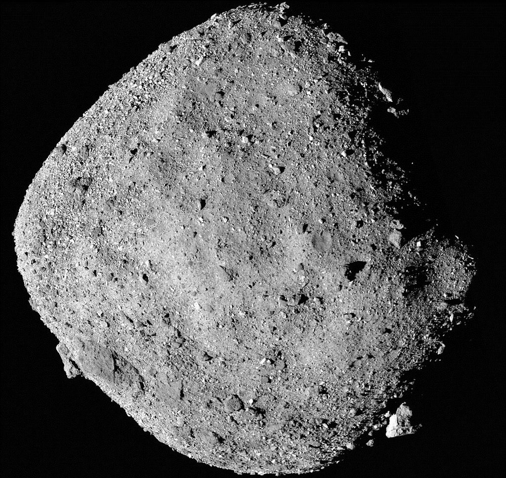 Asteroid Bennu, který zkoumá sonda OSIRIS-REx