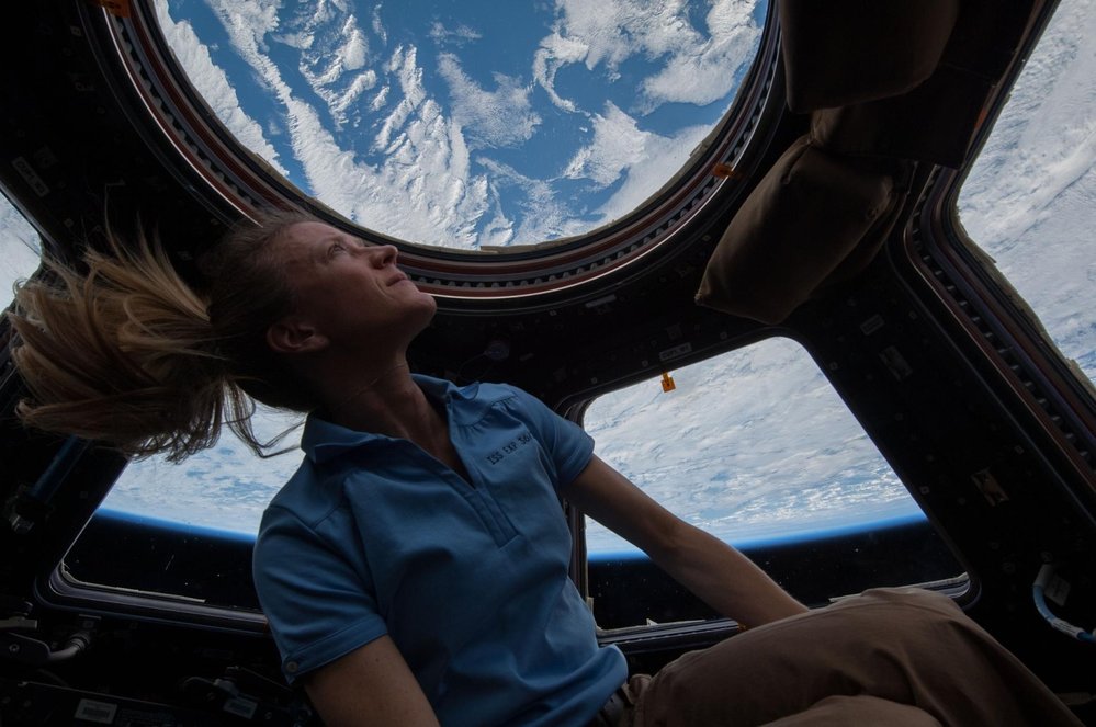 Výhled z ISS z modulu Cupola. Na snímku je astronautka Karen Nyberg, která je manželkou Douglase Hurleye z posádky Crew Dragonu