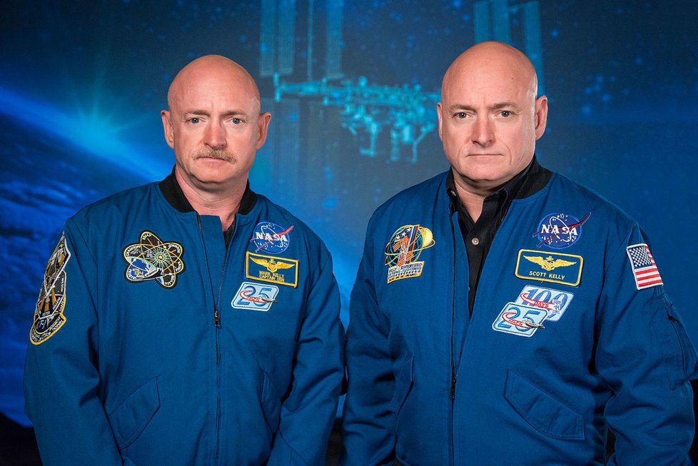 Mark Kelly (vlevo) s dvojčetem, rovněž astronautem Scottem.