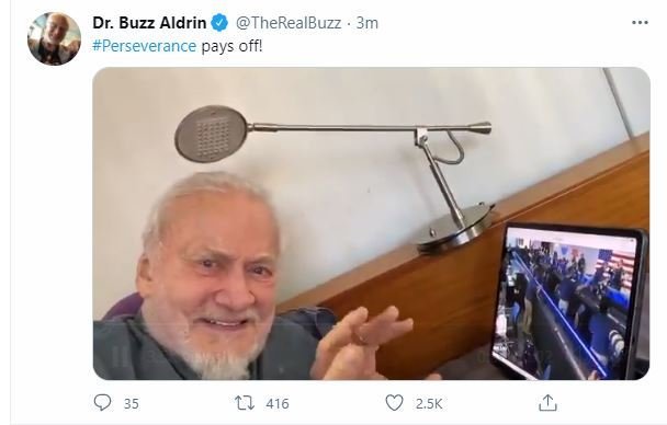 Buzz Aldrin zatleskal přímému přenosu.