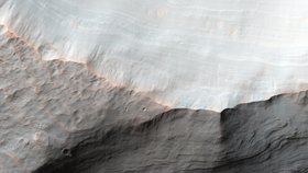 Ne rudá, ale barevná planeta: NASA zveřejnila úchvatné snímky z Marsu.