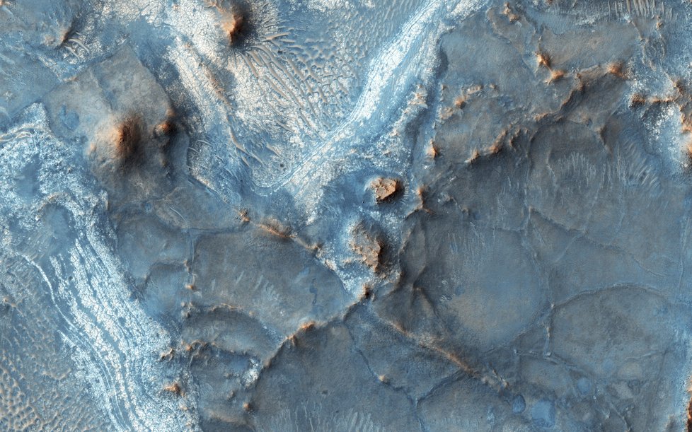 Ne rudá, ale barevná planeta: NASA zveřejnila úchvatné snímky z Marsu.