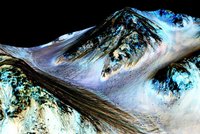NASA: Na Marsu teče slaná voda, možná je tam i život