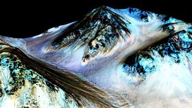 Vědci mají důkazy, že se na Marsu vyskytuje v určité podobě tekoucí voda