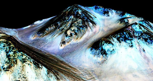NASA: Na Marsu teče slaná voda, možná je tam i život