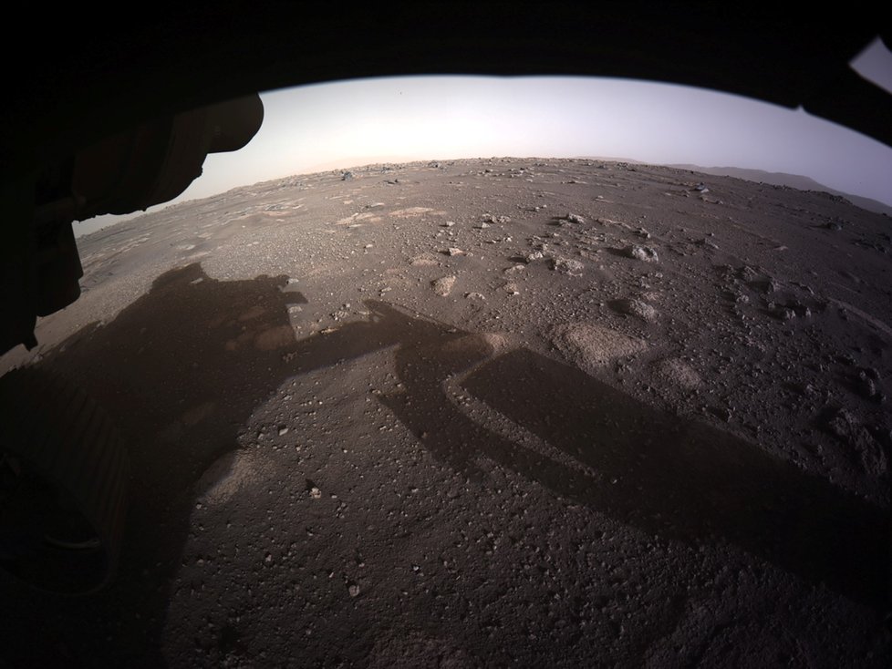 NASA zveřejnila další fota z Marsu po přistání roveru Perseverance.