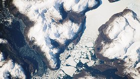 Ledovcový odtok, Andy, Jižní Patagonie, Chile - Takto odtékají do Tichého oceánu ledové kry z takzvaného Tučňáčího ledovce v pohoří Andy. Na obrázku vypadají úlomky ledovce jako malé drobečky. Ten největší úlomek je však dva kilometry široký.