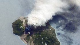 Oblak popelu a páry, Sopka Soufrière Hills, ostrov Montserrat - Mezinárodní vesmírná stanice ISS zachytila 11. října oblak popelu, který se valil ze sopky Soufrière Hills. Ta se nachází v Karibském moři na ostrově Montserrat, kde žije kolem 4500 obyvatel.