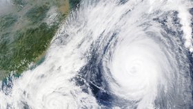 Tajfun Melor a tropická bouře Parma, Filipíny a Jihočínské moře - Na začátku října se přes Filipíny přehnala tropická bouře Parma, která si vyžádala přes 120 životů. A aby to nebylo málo, tak nedaleko Parmy běsnil tajfun Melor, který v Japonsku zabil dva lidi. Takhle vypadaly Melor a Parma z vesmíru.