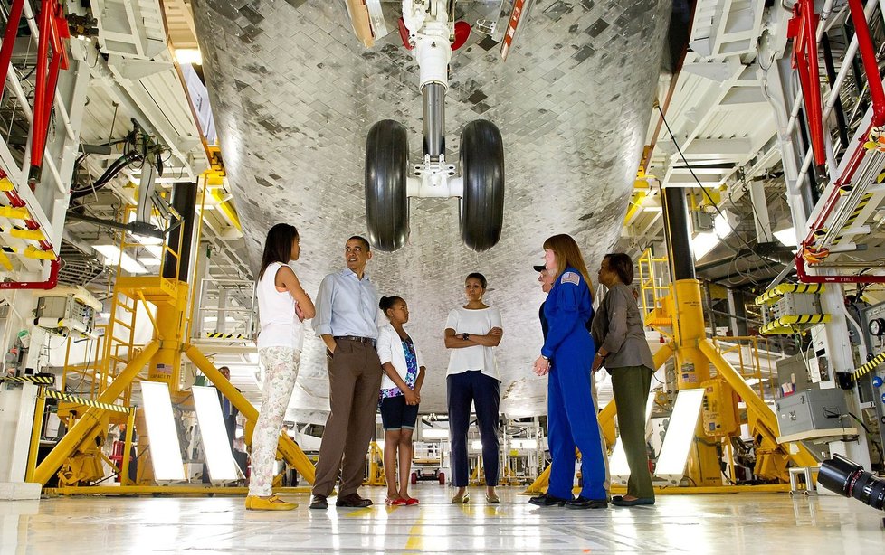Prezident Barack Obama s rodinou na inspekci Atlantisu před poslední misí.
