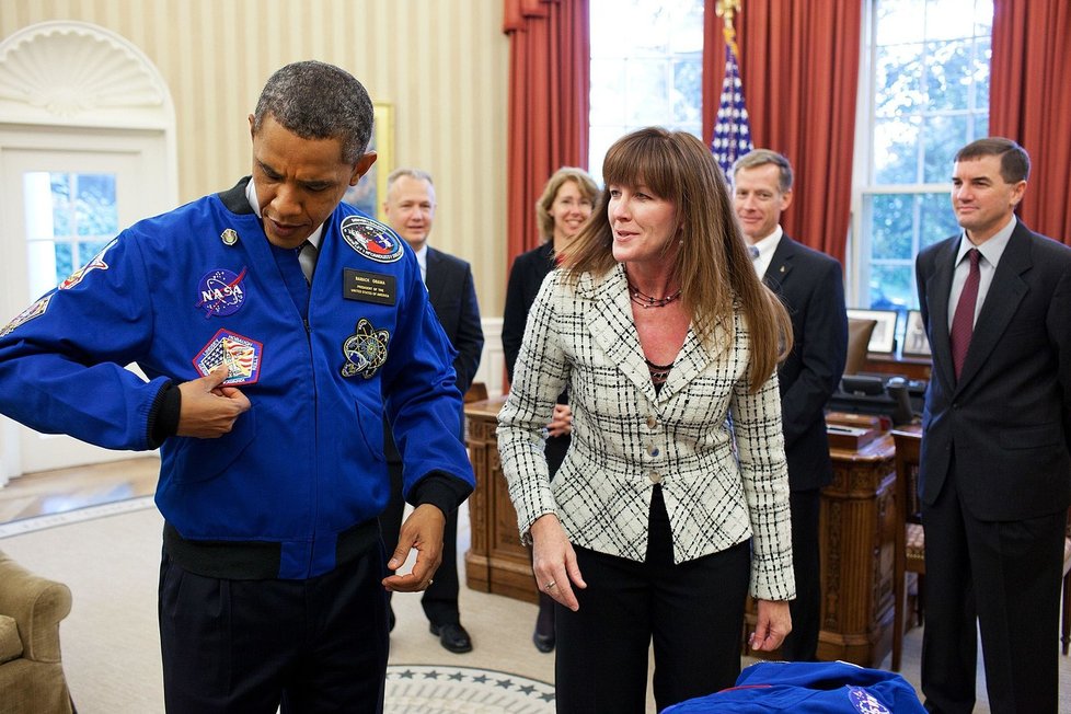 Prezident Barack Obama dostal suvenýr od poslední posádky Atlantisu.