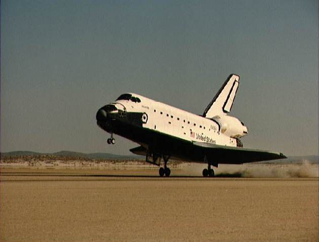 První přistání Atlantisu, 7. 10. 1985 na Edwardsově základně v Kalifornii.