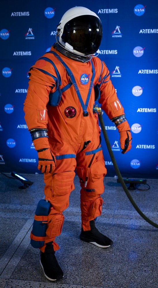 Oranžový skafandr budou mít astronauti během startu a přistání lodě Orion