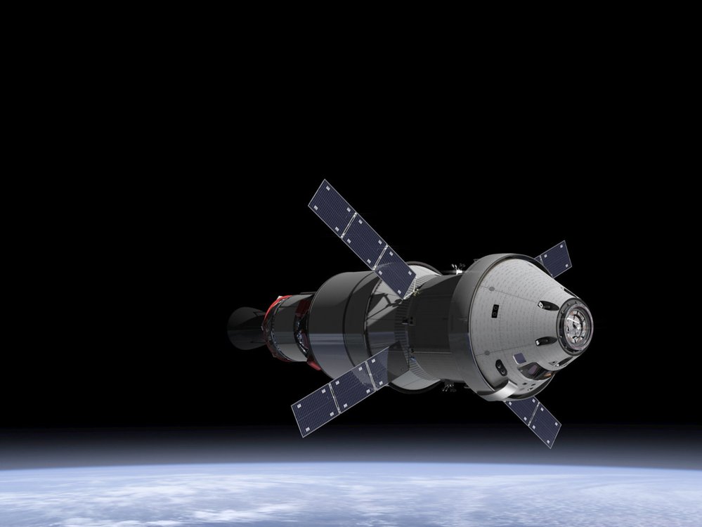 Kosmická loď Orion se servisní sekcí a druhým stupněm rakety před odletem k Měsíci z oběžné dráhy Země (kresba)