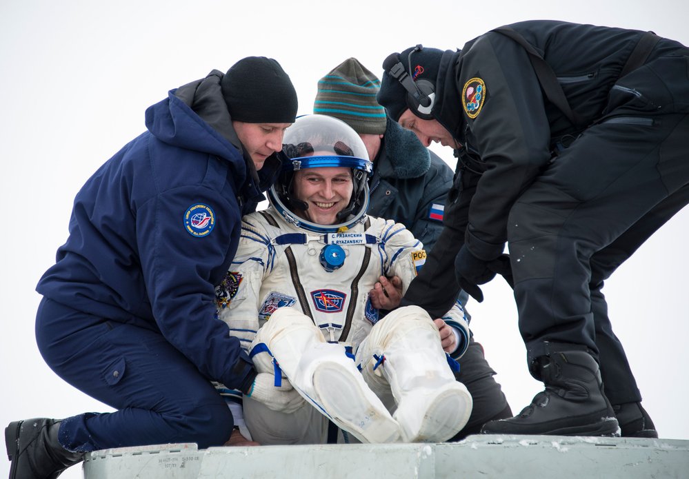 Na snímku je astronaut po přistání v Kazachstánu