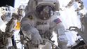 Astronautka Peggy Whitson běhěm výstupu do kosmu