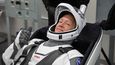 Astronaut Douglas Hurley během zkoušky nového skafandru, který vyvinula soukromá firma SpaceX pro potřeby NASA