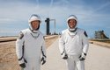 Astronauti Robert Behnken (vpravo) a Douglas Hurley během zkoušky nových skafandrů vyvinutých pro let vesmírné lodi Crew Dragon v Kennedyho vesmírném středisku 23. května 2020
