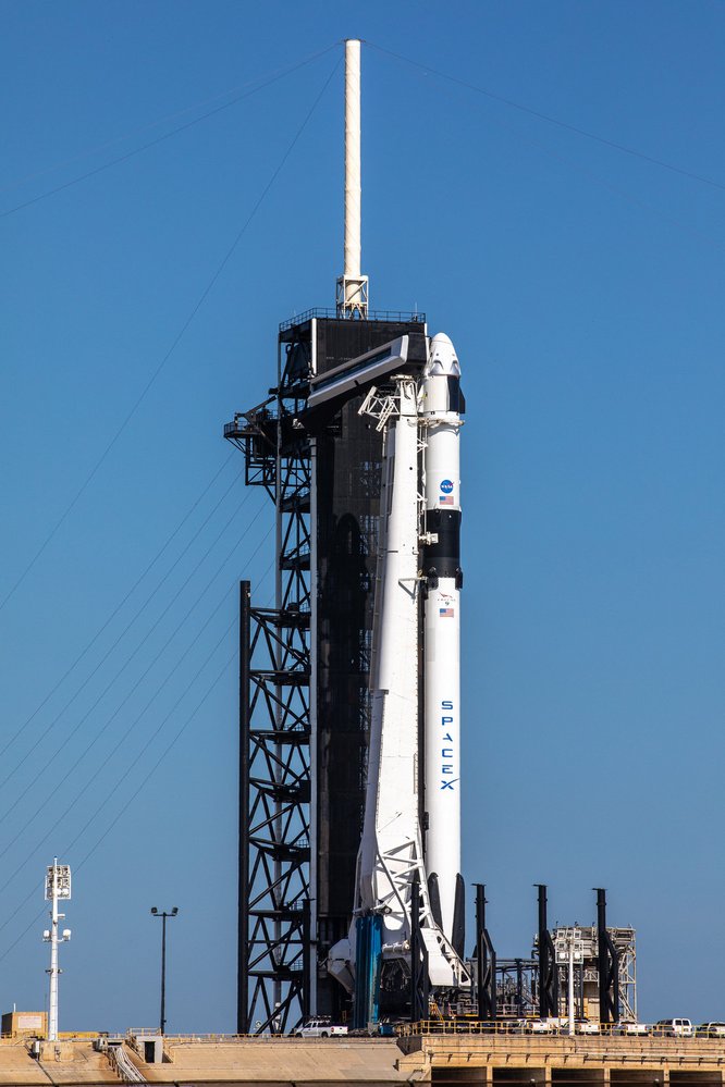 Vesmírná loď Crew Dragon na vrcholu rakety Falcon 9 v Kennedyho vesmírném středisku 21. května 2020