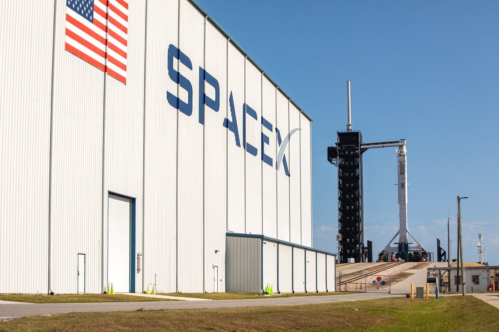 Vesmírná loď Crew Dragon na vrcholu rakety Falcon 9 v Kennedyho vesmírném středisku 21. května 2020