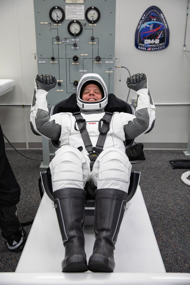 Astronaut Robert Behnken během zkoušky nového skafandru, který vyvinula soukromá firma SpaceX pro potřeby NASA
