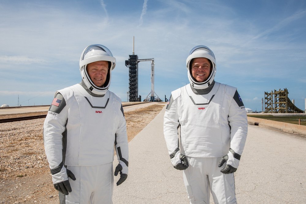 Astronauti Robert Behnken (vpravo) a Douglas Hurley během zkoušky nových skafandrů vyvinutých pro let vesmírné lodi Crew Dragon v Kennedyho vesmírném středisku 23. května 2020