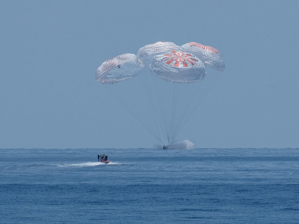 Vesmírná loď Crew Dragon přistává na padácích do moře (starší foto)