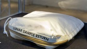 Dekontaminační váček, do něhož Neil Armstrong sbíral vzorky z Měsíce, se prodal za rekordní částku.