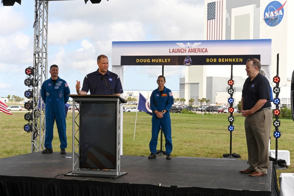 Přípravy na druhý pokus o start nové americké lodi Crew Dragon se dvěma astronauty NASA pokračují (30. 5. 2020)