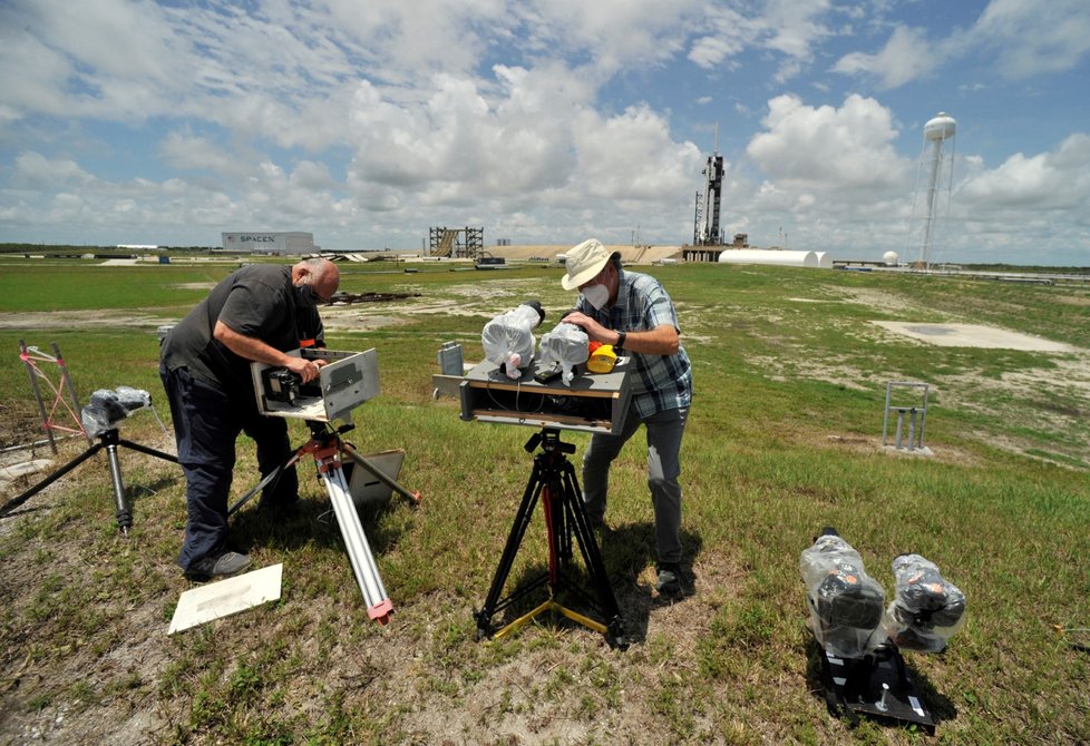 Přípravy na druhý pokus o start nové americké lodi Crew Dragon se dvěma astronauty NASA pokračují (30. 5. 2020)