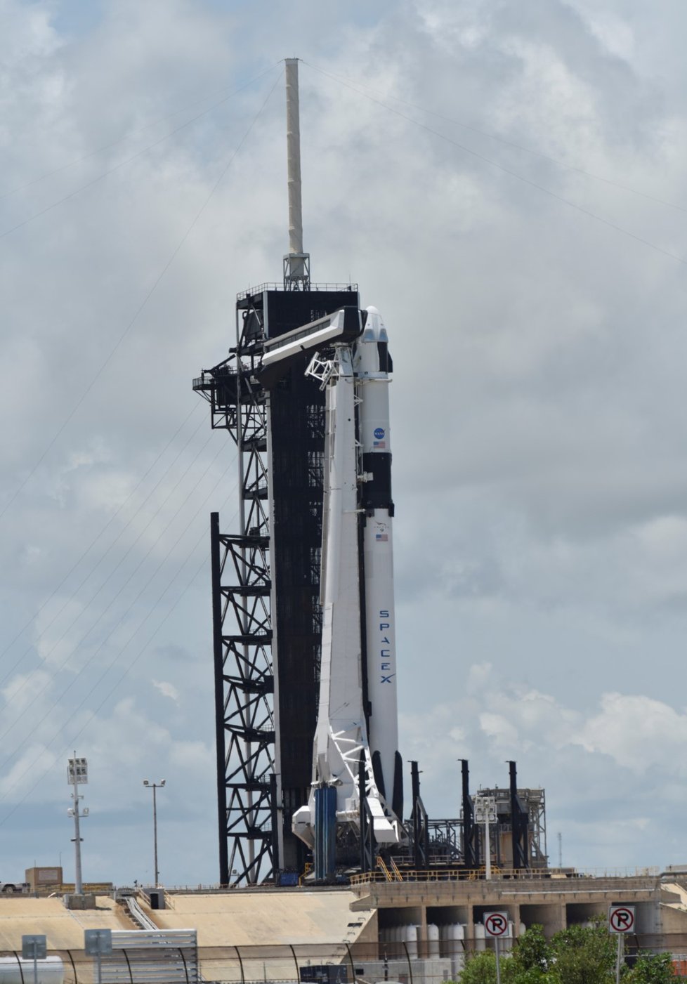 Přípravy na druhý pokus o start nové americké lodi Crew Dragon se dvěma astronauty NASA pokračují (30. 5. 2020)