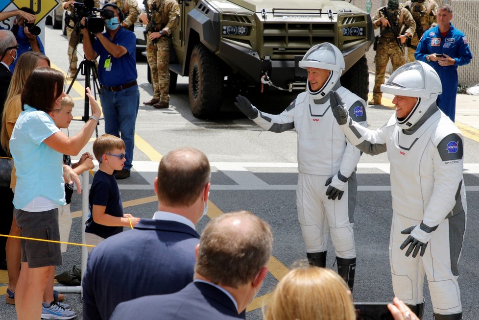 Posádka vesmírné lodi Crew Dragon se chystá k odletu (30. 5. 2020)