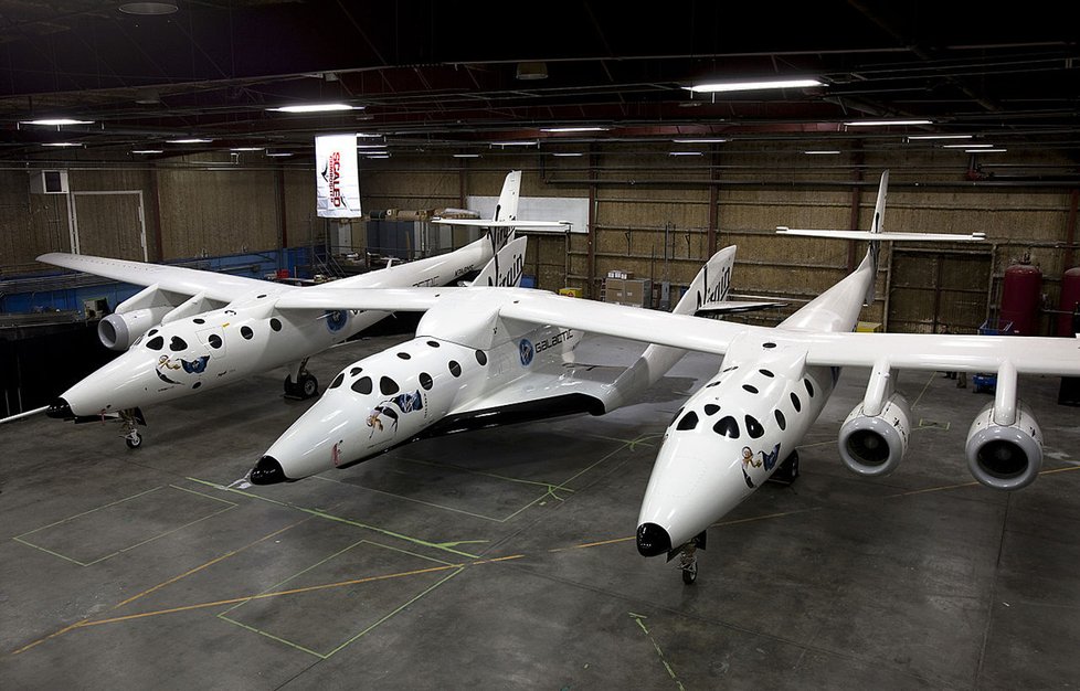 Raketoplán SpaceShipTwo (uprostřed) zavěšený pod letadlem