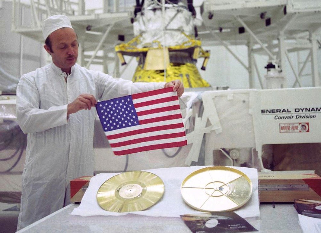 Do sondy Voyager 2 (stejně jako ve Voyager 1) byly umístěna deska obsahující nahrávky a obrázky z pozemského života. Rovněž do ní byla umístěna americká vlajka. 
