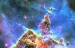 Snímek zvaný Mystická hora: rodící se hvězdy v mlhovině Carina »prskají« do oblaků vesmírného prachu svůj žhavý plyn.