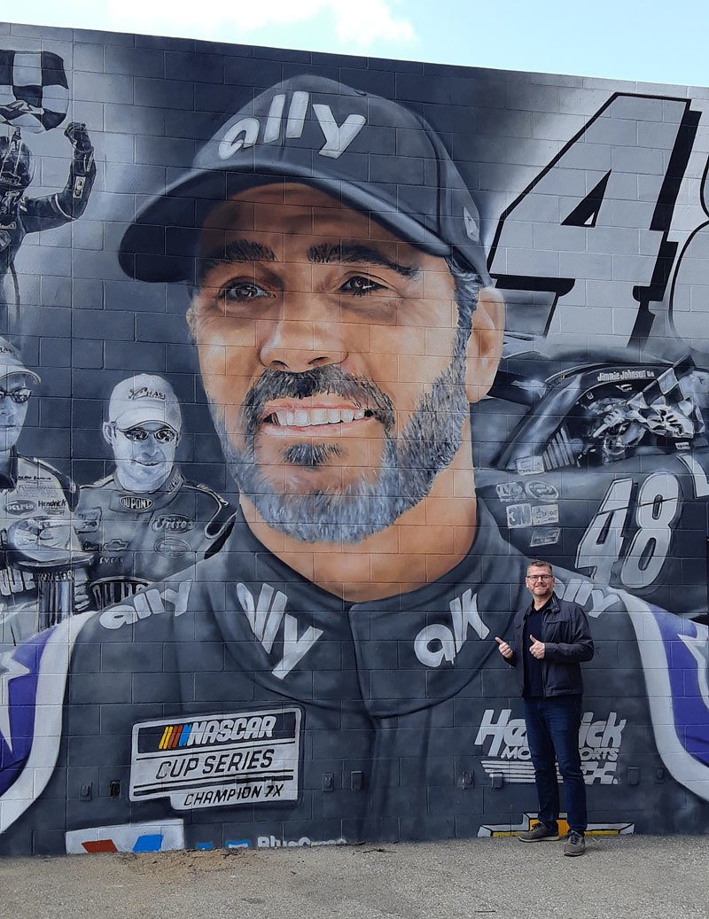 Jimmie Johnson je největší hvězda NASCAR a na reklamní předměty s jeho jménem se stojí dlouhé fronty