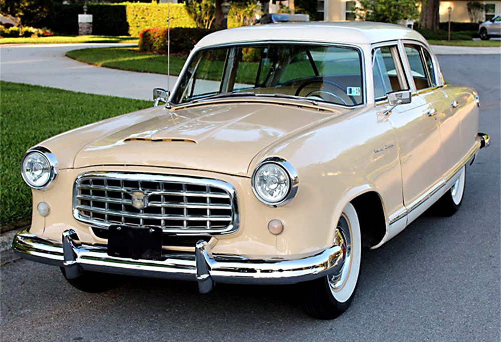 Čtyřdveřový Nash Rambler ročníku 1955 se nabízel jen ve výbavě Custom.